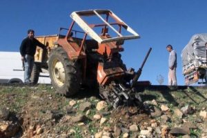 Trakt&ouml;rle &ccedil;arpışan otomobilin s&uuml;r&uuml;c&uuml;s&uuml; yaralandı
