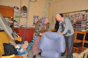 Bursa'nın koltuk&ccedil;u ninesi erkeklere taş &ccedil;ıkartıyor