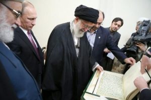 Putin, Rusya'nın en eski Kur'an-ı Kerim'ini hediye etti