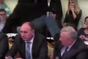 Ukrayna Meclisinde vekilin y&uuml;z&uuml;ne tekme!