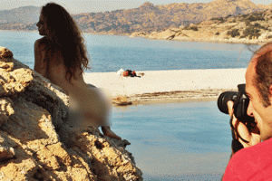 Bafa G&ouml;l&uuml;'n&uuml;n kirliliğine dikkat &ccedil;ekmek &ccedil;ırıl&ccedil;ıplak fotoğraf &ccedil;ekimi yaptılar