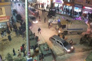 Hakkari'de iki gencin kavgası polisi alarma ge&ccedil;irdi