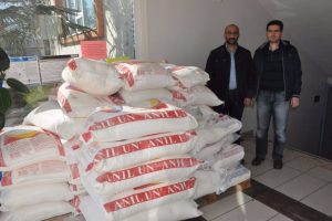 Bursalı &ouml;ğrencilerden Suriyeli ihtiya&ccedil; sahiplerine un yardımı