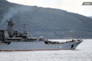 Rus savaş gemisi &Ccedil;anakkale'den ge&ccedil;ti