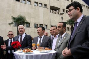 Bursalı &ouml;ğretmenler, &Ouml;ğretmenler G&uuml;n&uuml;n&uuml; adliyede kutladı