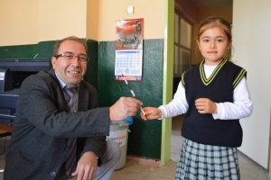 Bursalı minik &ouml;ğrenci &ouml;ğretmeni i&ccedil;in ağa&ccedil;tan kurşun kalem yaptı
