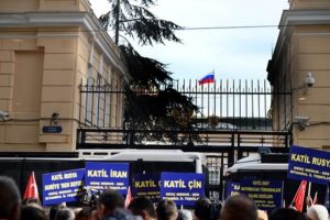 Rus Konsolosluğu &ouml;n&uuml;nde "T&uuml;rkmen" protestosu