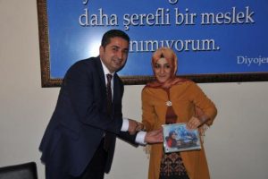 Hakkari'de velilerden &ouml;ğretmenlere pastalı kutlama