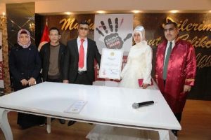 20 damat 'Kadına şiddete hayır' s&ouml;zleşmesi imzaladı