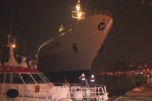 İstanbul'da kuru y&uuml;k gemisi karaya oturdu