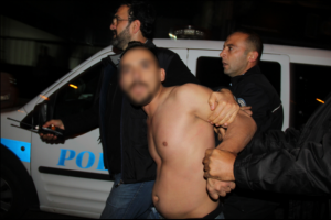 Bursa'da alkoll&uuml; s&uuml;r&uuml;c&uuml; 3 aracı yaktı, polisten ka&ccedil;tı!