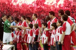 Şiddetin g&ouml;lgesinde Yunan futbolu
