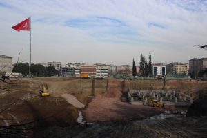 Bursa'da sınava giren &ouml;ğrenciler rahatsız olunca okul inşaatı durduruldu