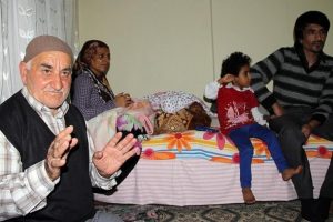Sokakta yaşayan aileyi oğlunun evine yerleştirdi