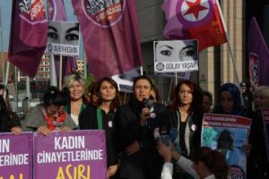 Adliye &ouml;n&uuml;nde kadın cinayetlerinde "indirim" protestosu