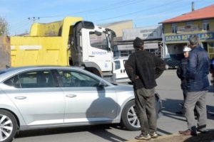 Belediye başkanın makam aracına belediyenin kamyonu &ccedil;arptı