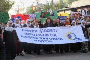 HDP'li Beştaş kadınlarla y&uuml;r&uuml;d&uuml;