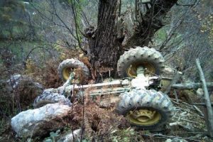 Seyir halindeki trakt&ouml;re silahlı saldırı: 2 &ouml;l&uuml;, 1 yaralı