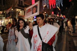 Kadına şiddeti protesto i&ccedil;in "kanlı" kefen giydiler