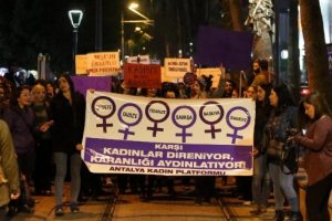 Antalya'da kadınlar meşaleleriyle sokağa &ccedil;ıktı