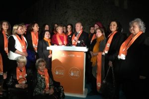 Kadına şiddetle m&uuml;cadele i&ccedil;in butona birlikte bastılar