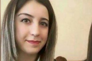Kırmızı ışıkta ge&ccedil;en cip, liseli kızı &ouml;ld&uuml;rd&uuml;