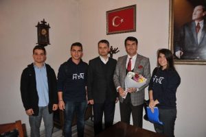 Bursalı &ouml;ğrencilerden D&uuml;ndar'a teşekk&uuml;r ziyareti