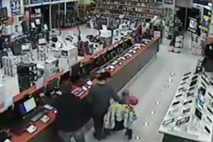 Bebek arabasıyla hırsızlık kamerada!