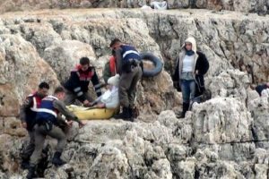 Kayalıklarda mahsur kalan Suriyeli aile kurtarıldı