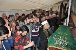 Sahte rakı kurbanı toprağa verildi