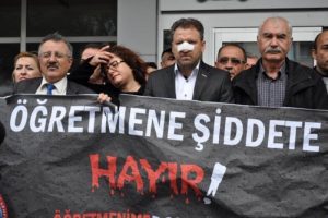&Ouml;ğretmenlerden belediye &ouml;n&uuml;nde dayak protestosu