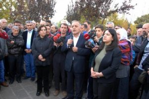 HDP'lilerden sokağa &ccedil;ıkma yasağına tepki