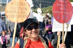 Bodrumlu kadınlar, şiddete karşı sokakta kanlı ayak izi bıraktı