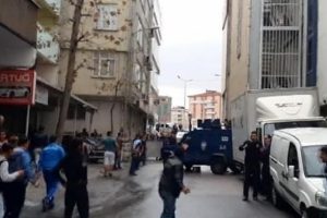 Tamirhanedeki kişileri kurtarmaya gelen polislere taşlı sopalı saldırı