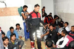Polise bir d&uuml;kkan dolusu ka&ccedil;ak s&uuml;rprizi