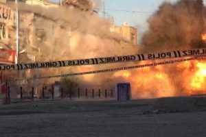 Bomba y&uuml;kl&uuml; otomobil b&ouml;yle patladı