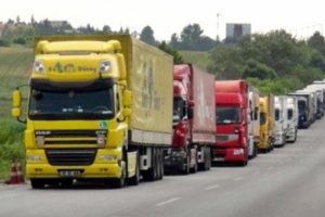30 TIR G&uuml;rcistan-Rusya arasında bekletiliyor