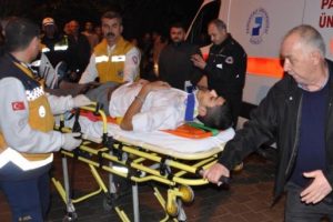 Otomobil ile minib&uuml;s &ccedil;arpıştı: 6 yaralı