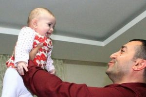 Bebekleri havaya fırlatarak sevmeyin