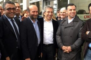 TSYD'den, D&uuml;ndar'ın ve G&uuml;l'&uuml;n tutuklanmasına tepki