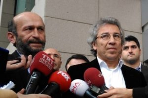 Gazeteci Can D&uuml;ndar ve Erdem G&uuml;l'&uuml;n tutuklanmasına protesto