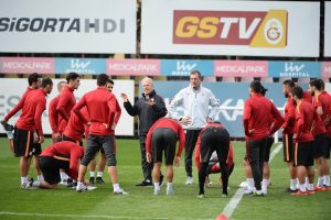 Mustafa Denizli ilk antrenmana &ccedil;ıktı