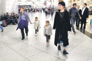 İkizleriyle birlikte Paris'e u&ccedil;tu...