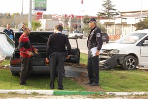 Bursa'da ref&uuml;je &ccedil;ıkan araca başka bir otomobil &ccedil;arptı