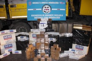 İzmit'te ka&ccedil;ak sigara ve puro operasyonu