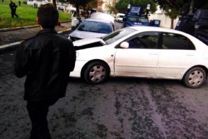 Ter&ouml;r operasyonunda ka&ccedil;an otomobil polis aracıyla &ccedil;arpıştı
