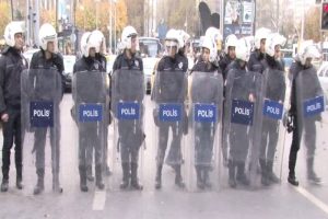 D&uuml;ndar ve G&uuml;l'e destek eyleminde gerginlik