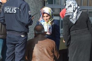 Durakta unutulan bavul paniğe neden oldu