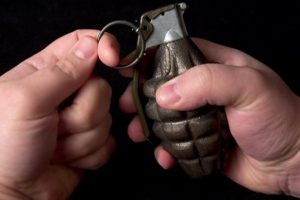 Tartıştığı karısına el bombası attı