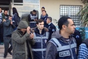 İzmir'de "g&ouml;&ccedil;men ka&ccedil;ak&ccedil;ılığı" operasyonu
